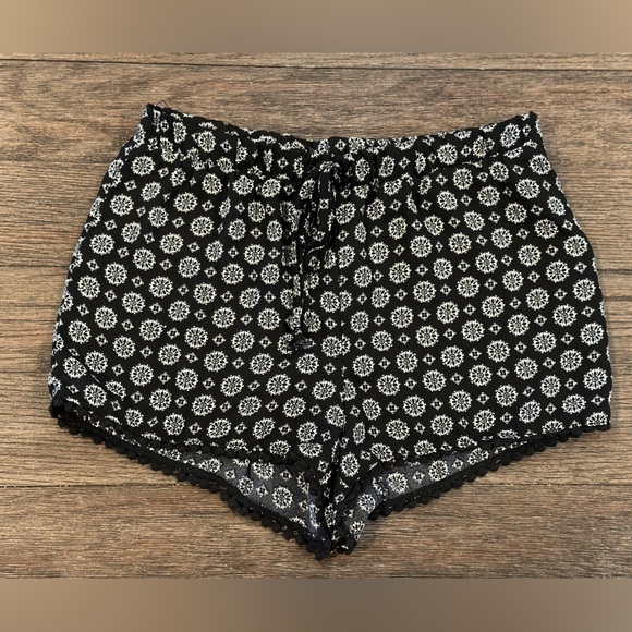 About a Girl Women's Flowy Shorts Size Small black white pull on Crochet Trim - Picture 1 of 5